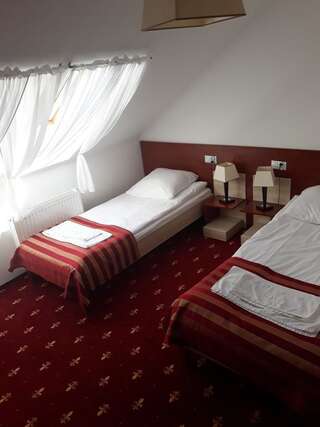 Отель Hotel Jagiełło Хрубешув Двухместный номер с 1 кроватью или 2 отдельными кроватями-2
